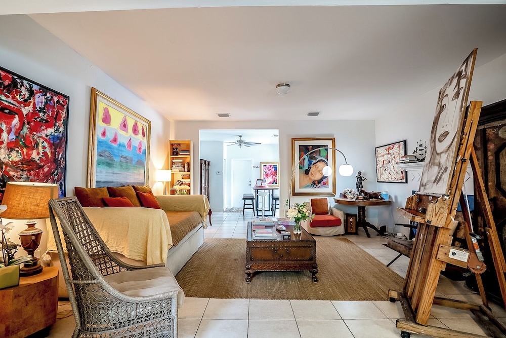 Miami Vacation Home 4 bedroom Parking.