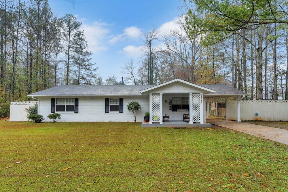 Family-friendly 3br Oasis In Powder Springs 3 Bedroom Home