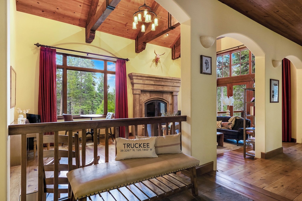 Star Haven Retreat 5 BDR Stunner!