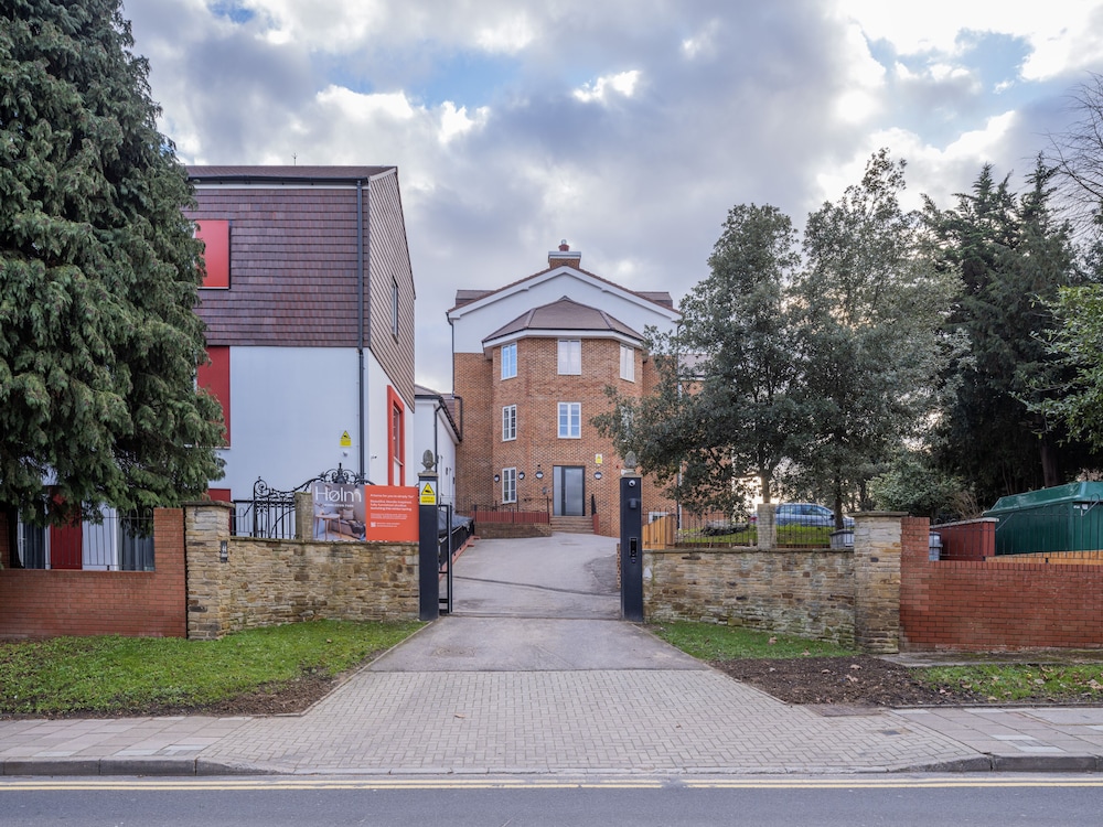Stylish Studios SOUTHFIELDS STATION