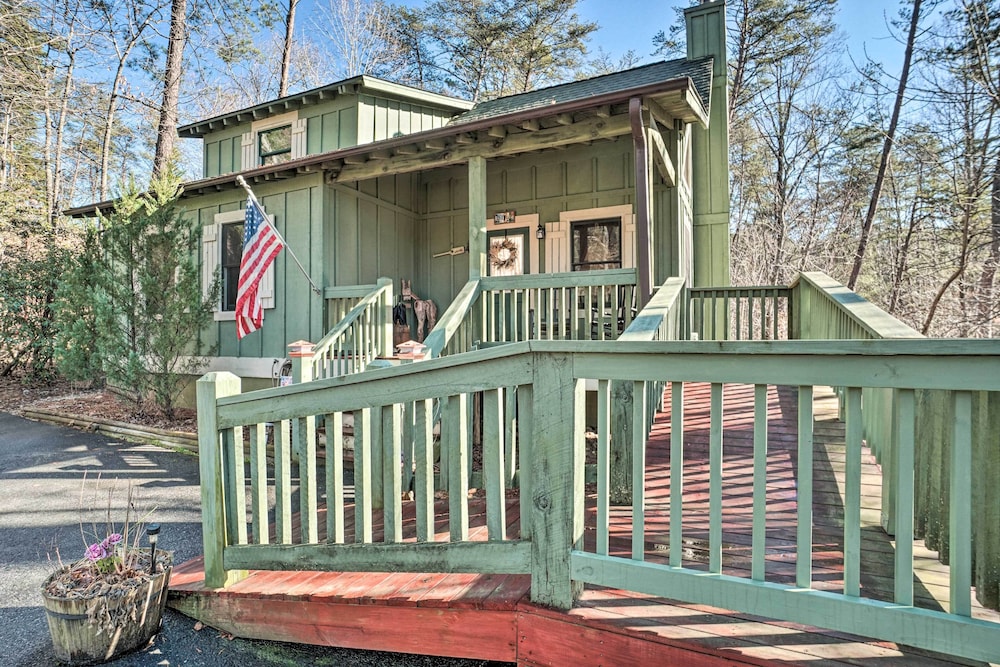 Outdoor Adventure - Charming Cabin w/ Hot Tub