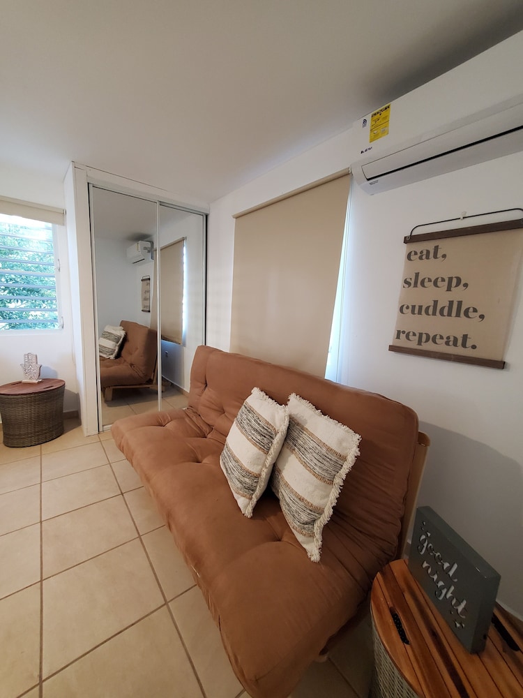 Comfy apartment 8 minute walk from beach view 3