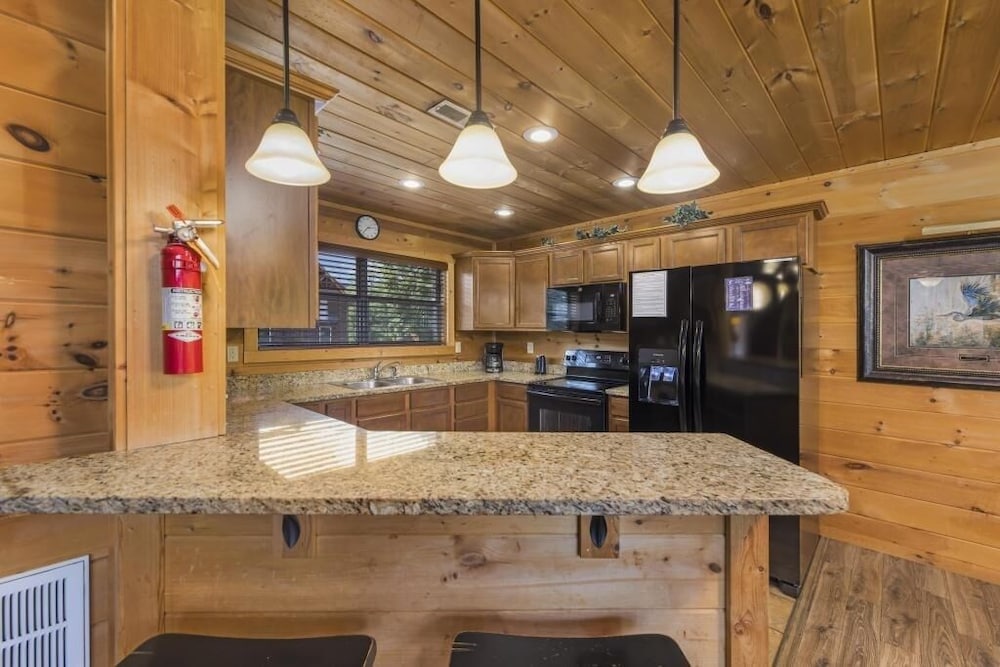 Soaring Spirit - 5 Bedrooms, 5 Baths, Sleeps 18 Home by RedAwning