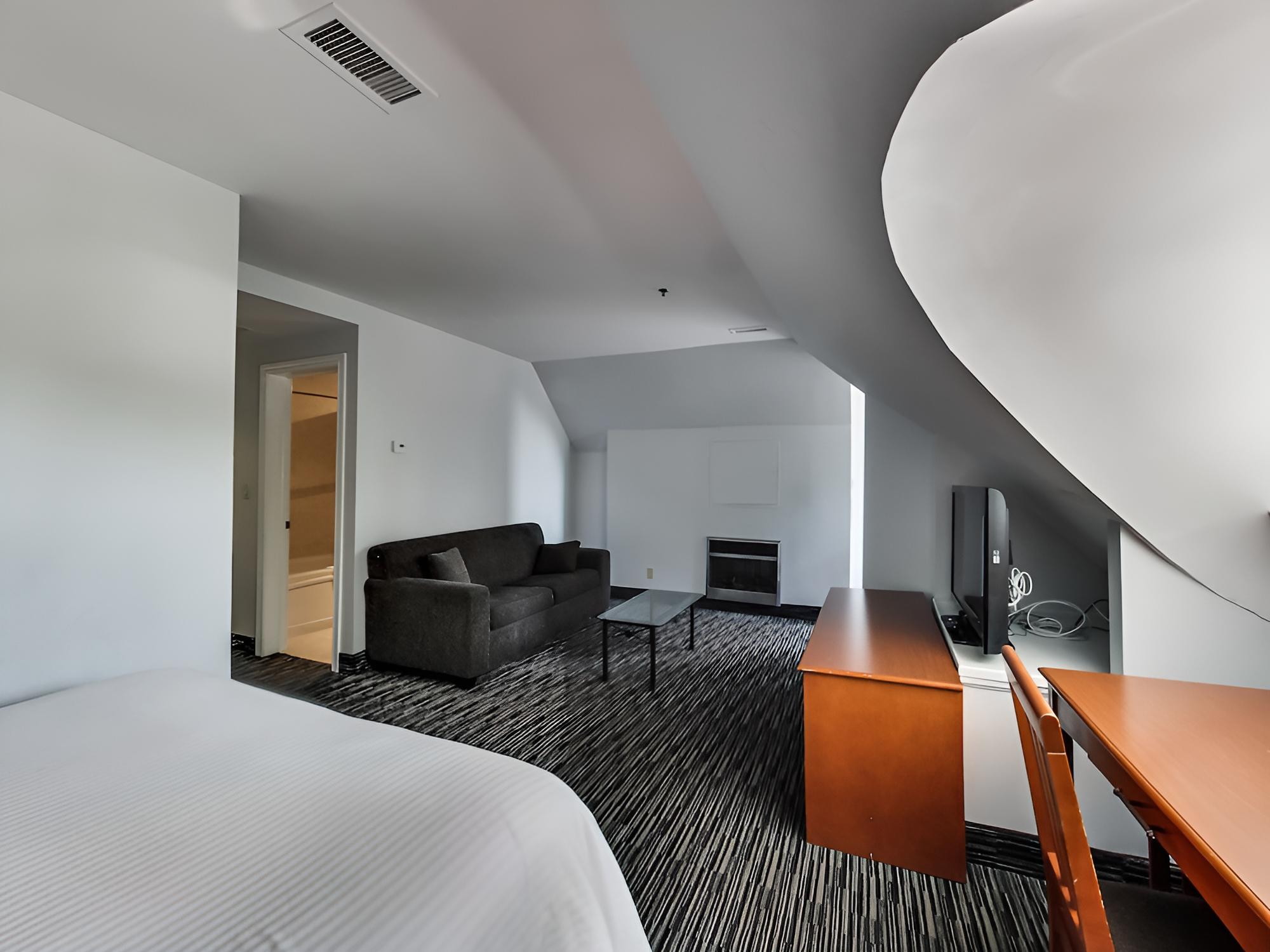 Isabella Hotel and Suites - Image 5