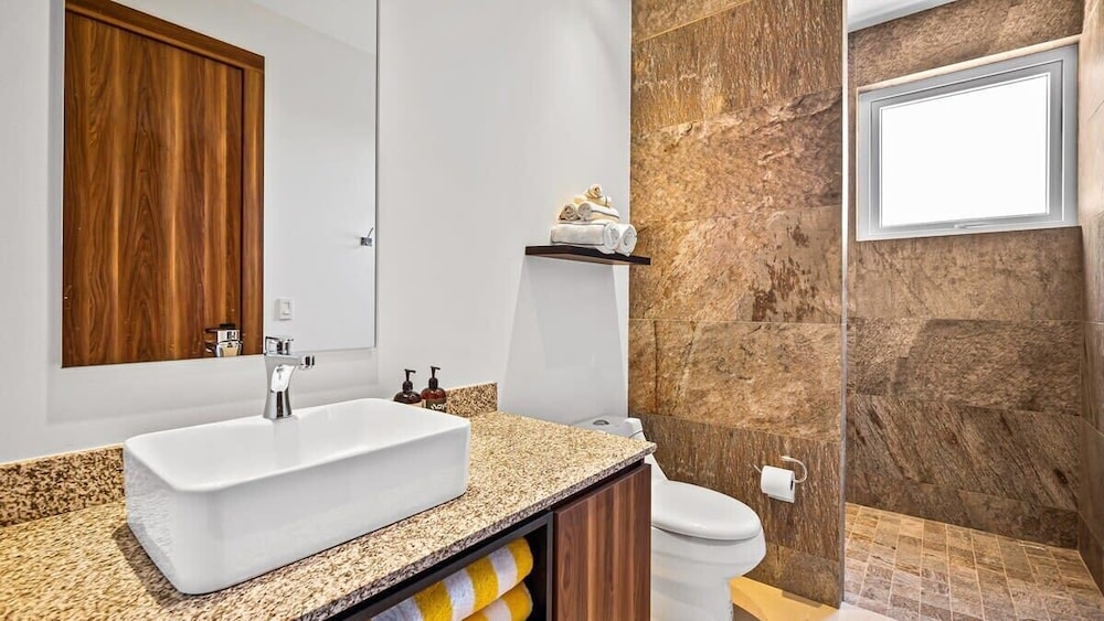 Equipped 3BR House - Pool - Gym - 5 min to Beach