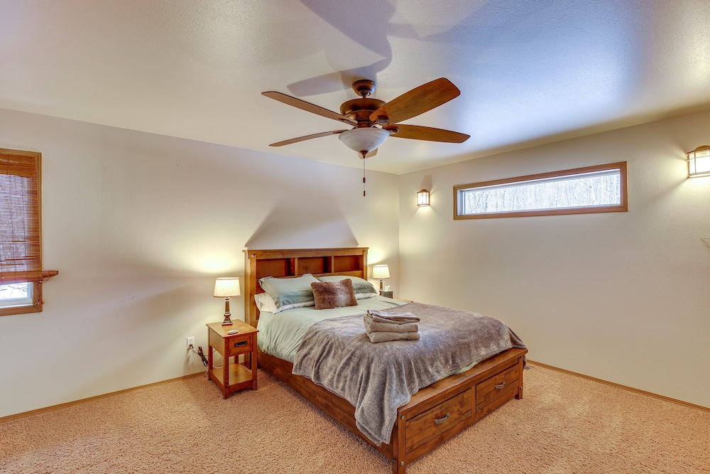 Wasilla 'spruce Moose' Cabin: Lakefront + Hot Tub! view 5