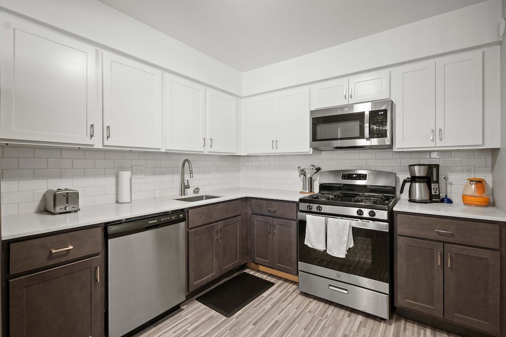 Spacious 2BR 2BA Apartment in the City