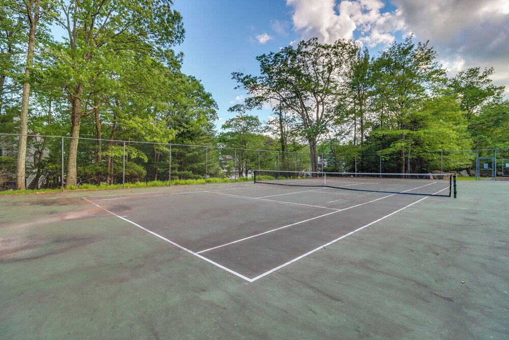 Beach Access & Hot Tub: Retreat in Lake Harmony!