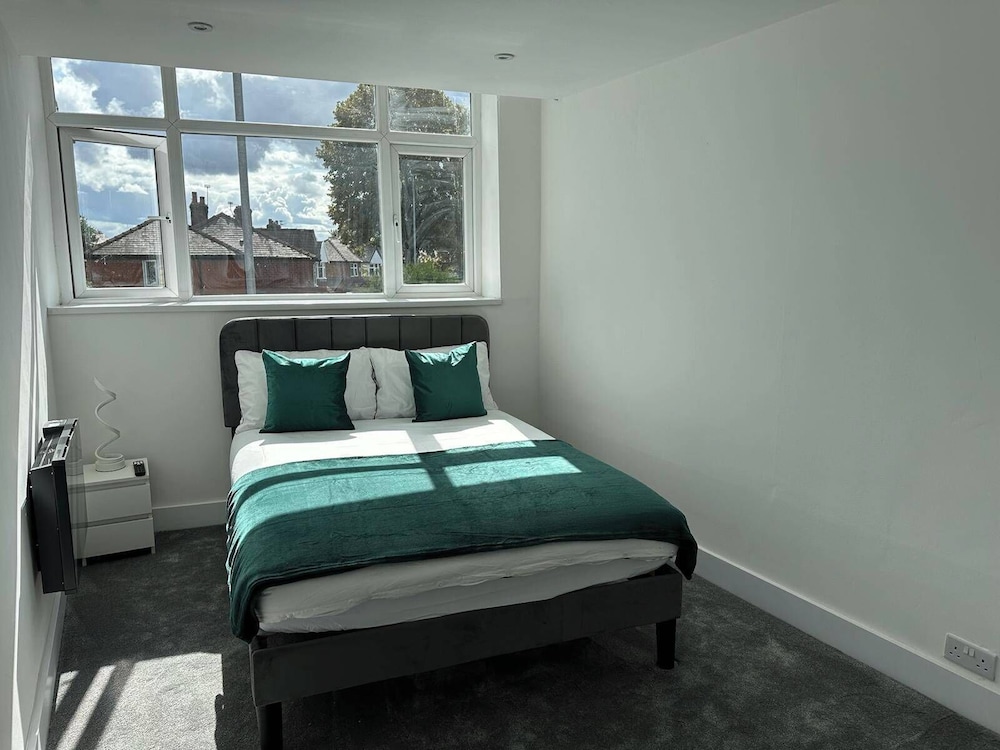 6 Guests/free Parking/old Trafford/20min City