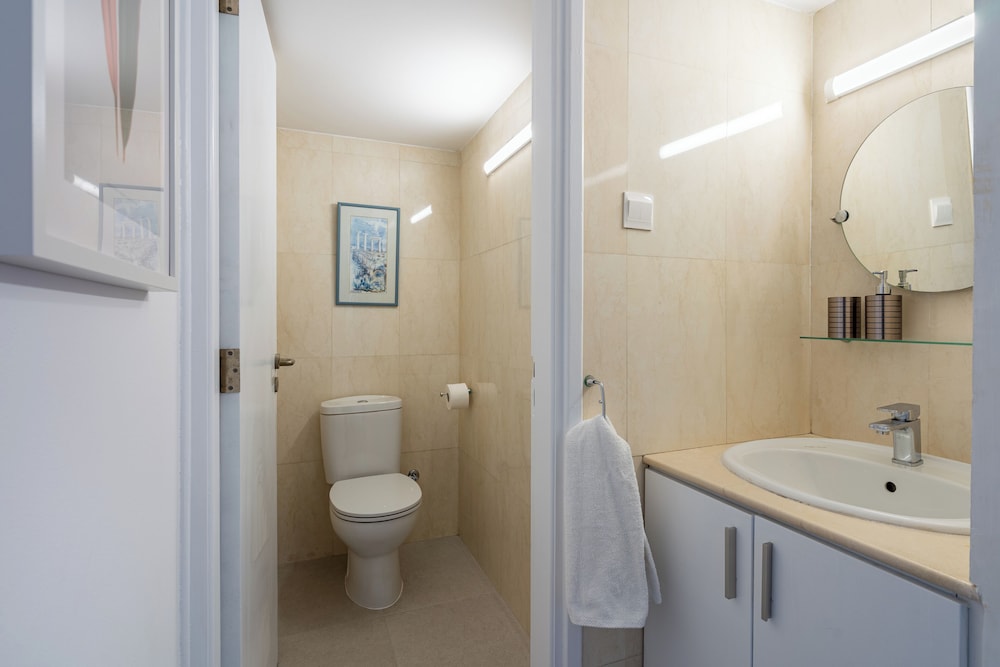 Oracle 2-BR Apt. & Balcony in Larnaca
