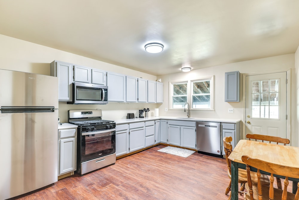 1 Mi to Dtwn Saratoga Springs: Cozy Duplex Apt!