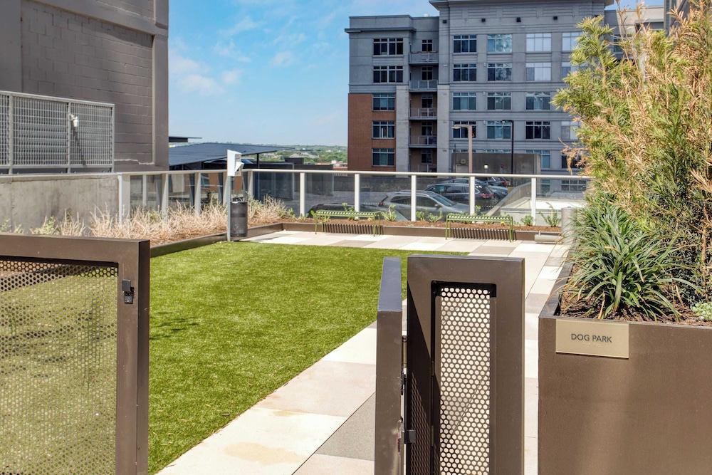 New Austin High Rise Near DT Luxe Amenities, Rooftop Pool, Gym+yoga Studio