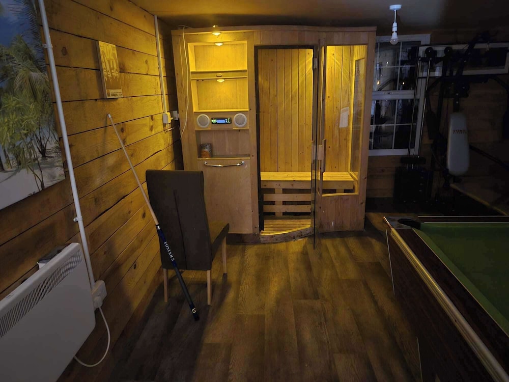 Hawick - House - Sleeps 9 - Hot Tub