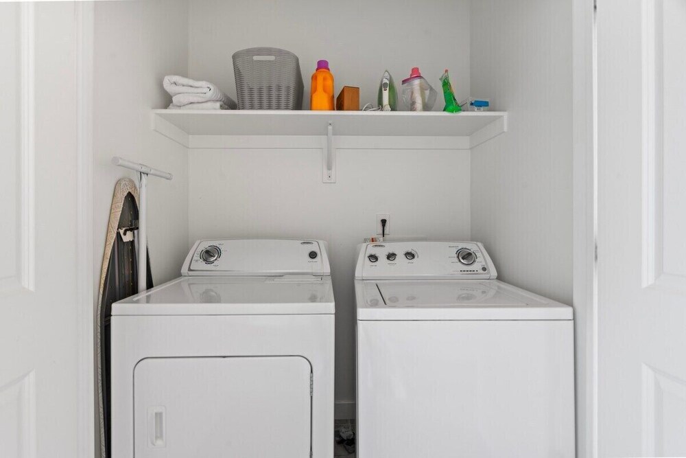 Modern w/ Pool, Gym, Hottub, Golf, Pet Friendly!