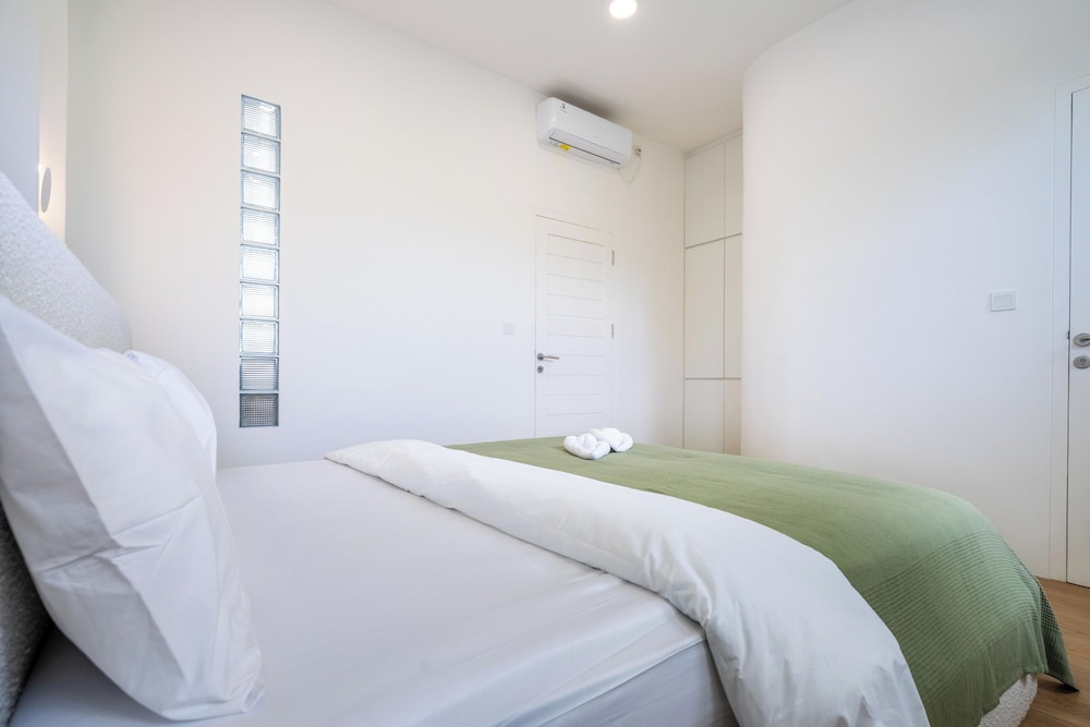 Dreamland Villa with Pool 3 min to Beach