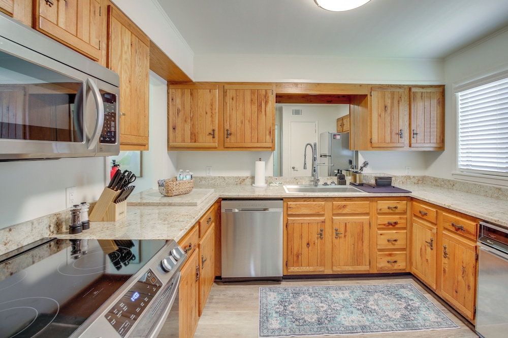1 Mi to Boating: Pool-view Haven in Lake Hamilton!
