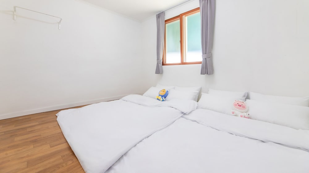 Ganghwa Hi Mom Kids Spa Pension Yellow