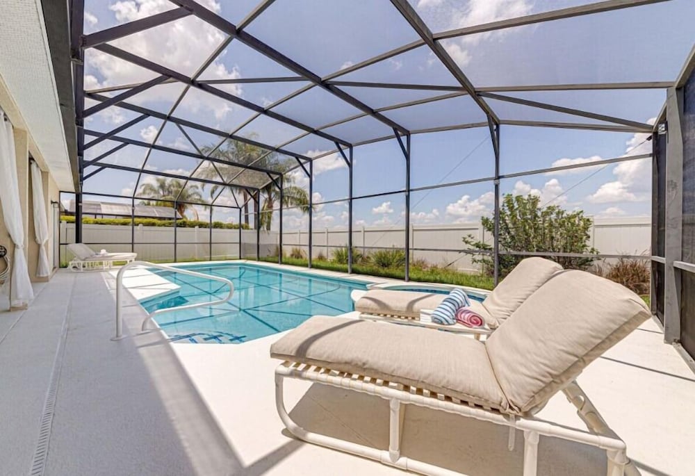 Elegant 4Br Retreat W/ Stylish Interior & Kitchen