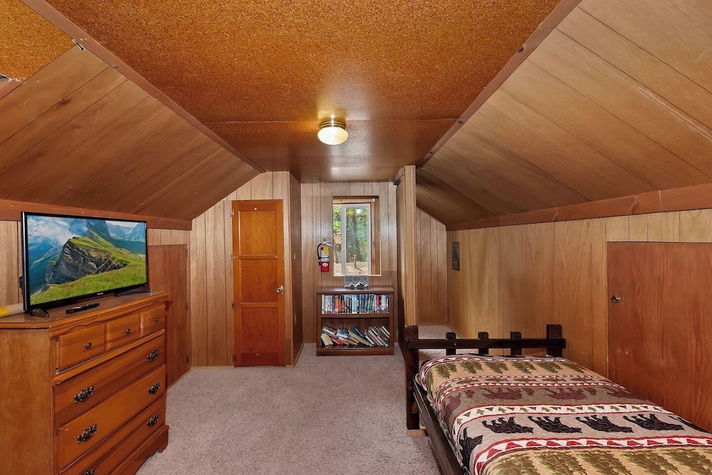 Sunshine Cabin Cozy 2-Story Getaway