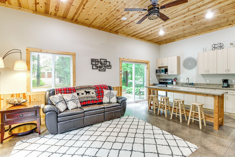 Hot Tub & Game Room: Lakefront Merrifield Retreat!