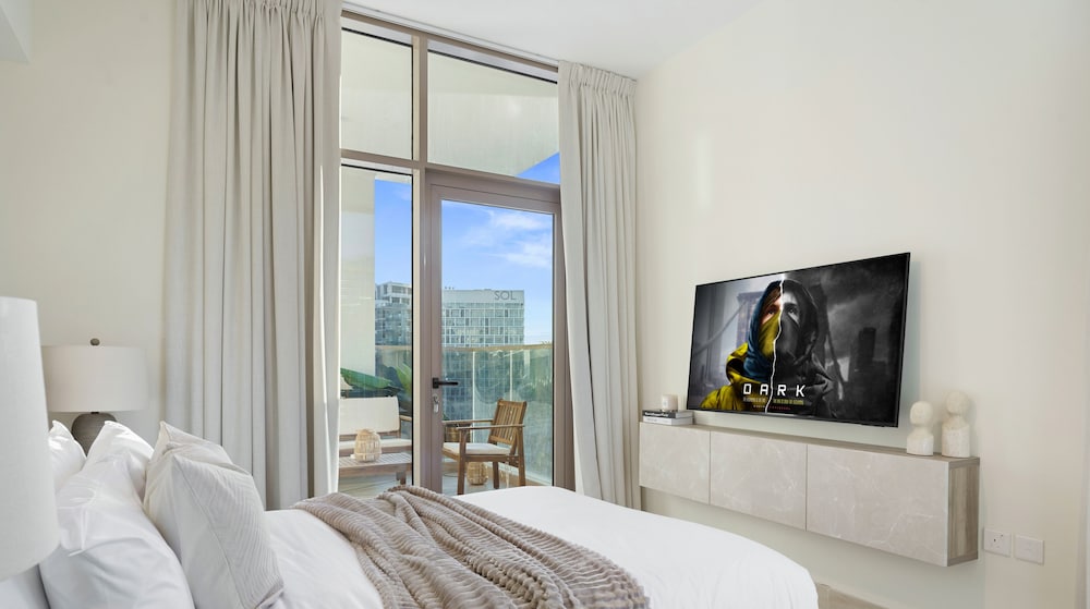 2BR w Canal & Burj View Near Dubai Mall