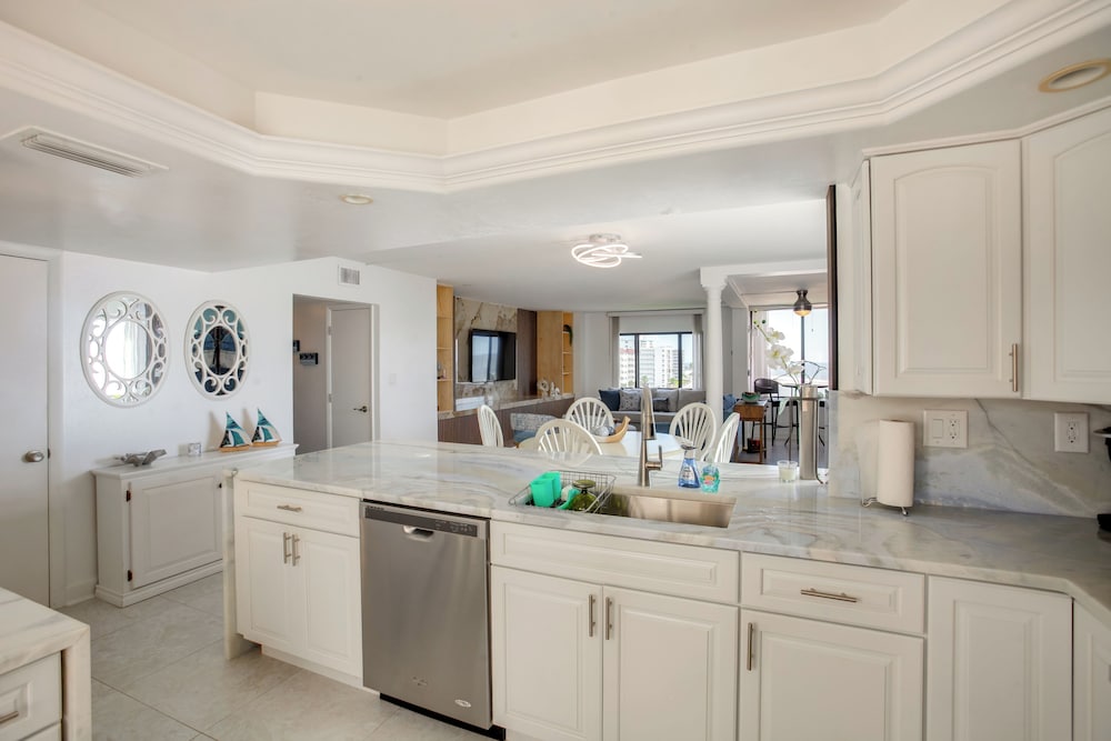 4 Mi to Lovers Key SP: Modern Condo w/ Ocean Views