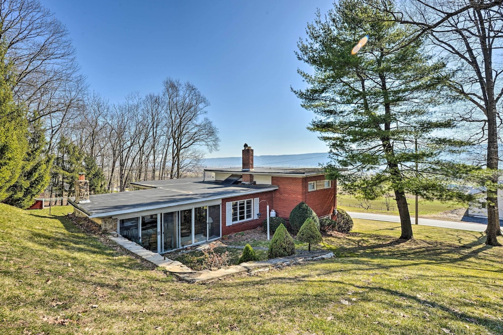 Cozy Home w/ Private Patio & Views, Hiking On-site