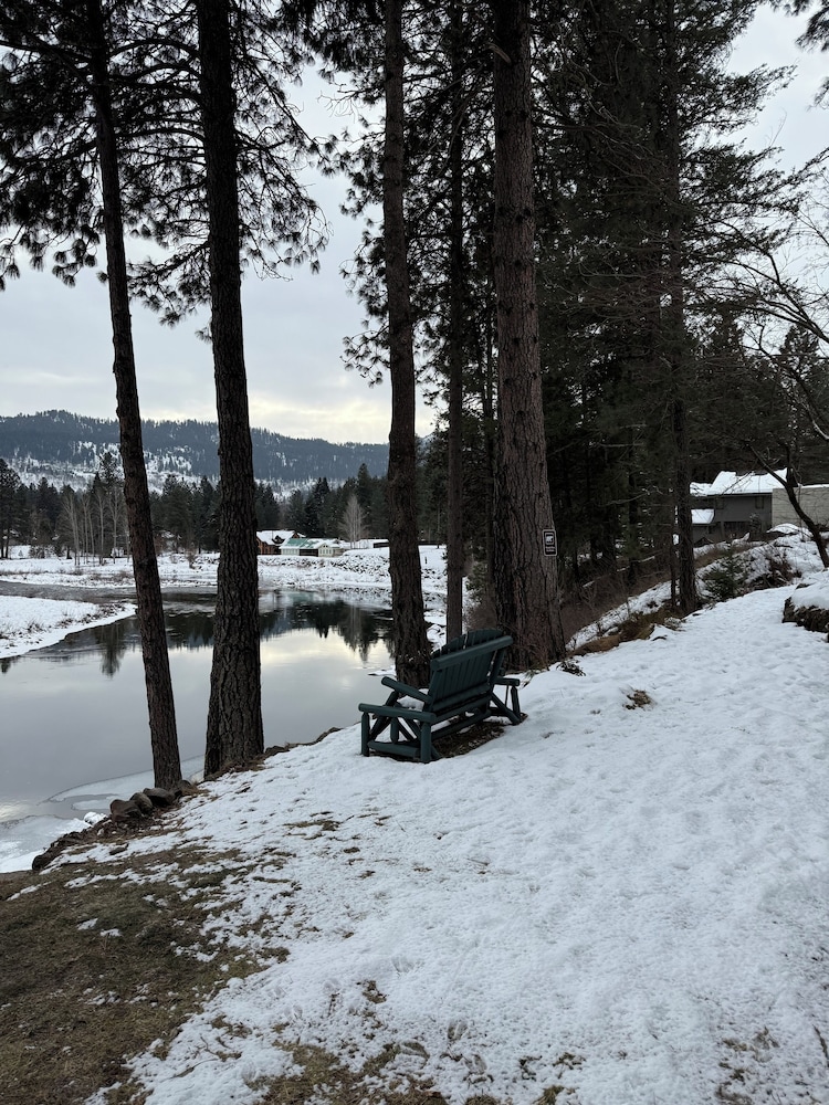 All Seasons River Inn