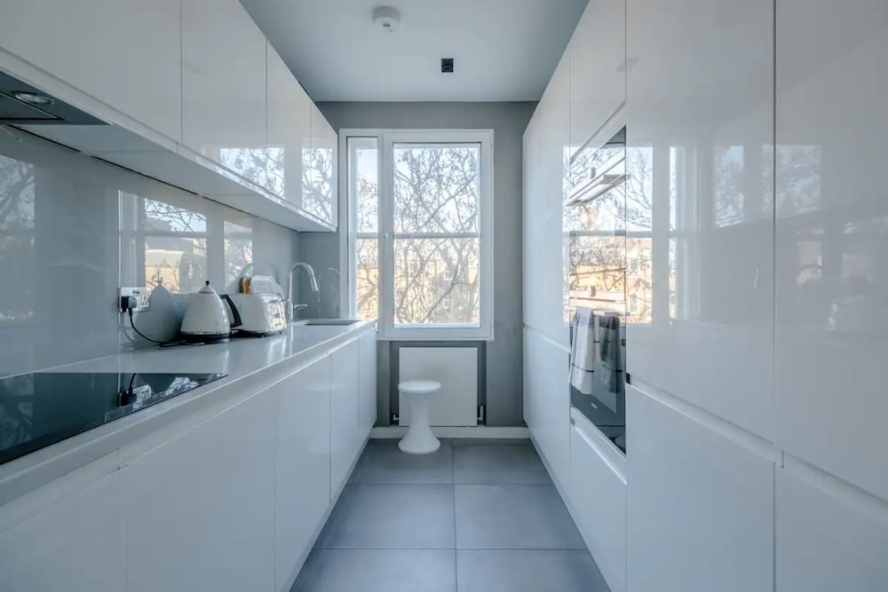 Modern and Luxurious 2 Bedroom Flat - Barons Court