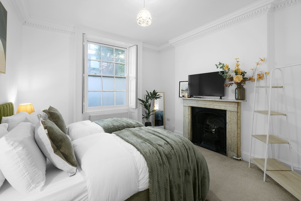 Luxury 3BR 2BA with Hot Tub and Garden