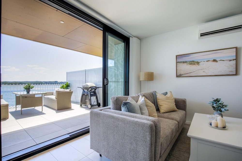 Superb 2-bed Apartment With Scenic Bay Views