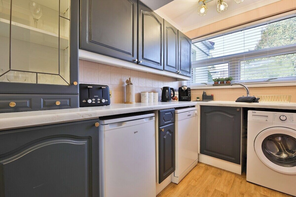 Spacious 3 Bed Home With Pool Table