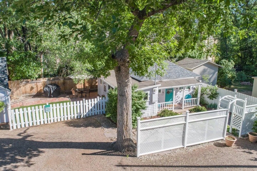 1BR Colorado Cottage Charm Hiking and Broadmoor view 2