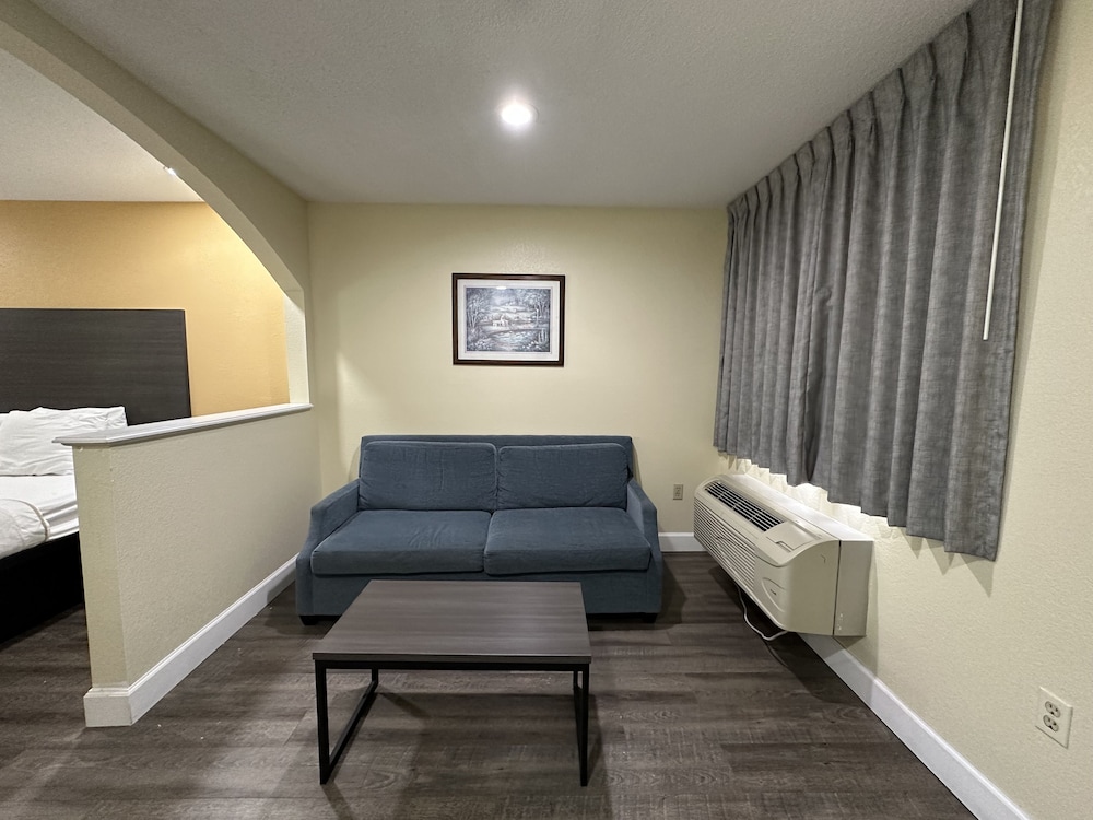 Rodeway Inn & Suites Highway 290 Northwest - Image 5