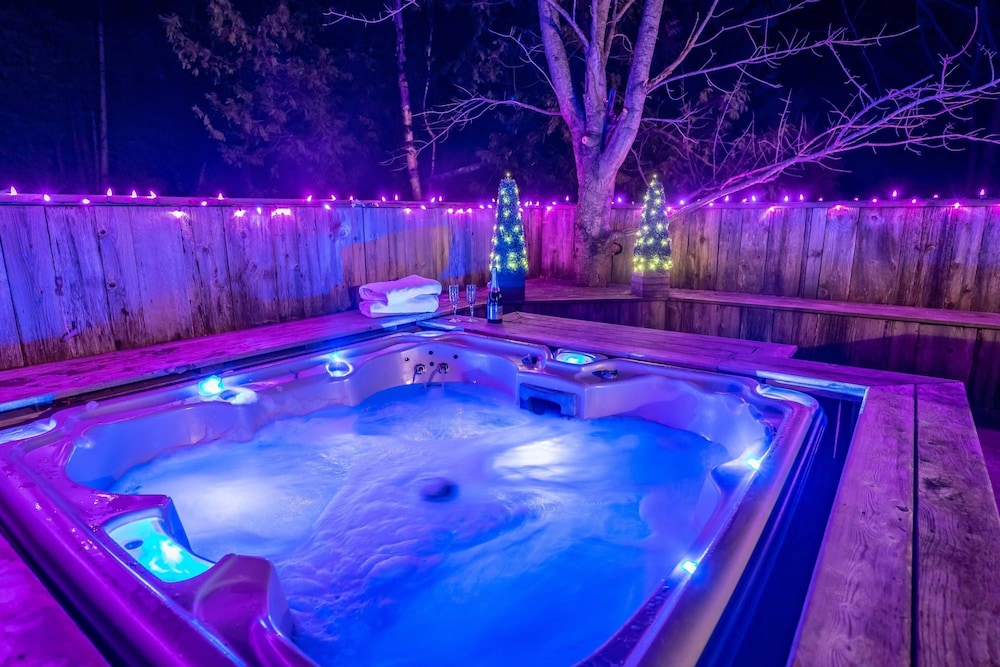 Hot Tub Waterfront Cottage - Near Sauble Beach