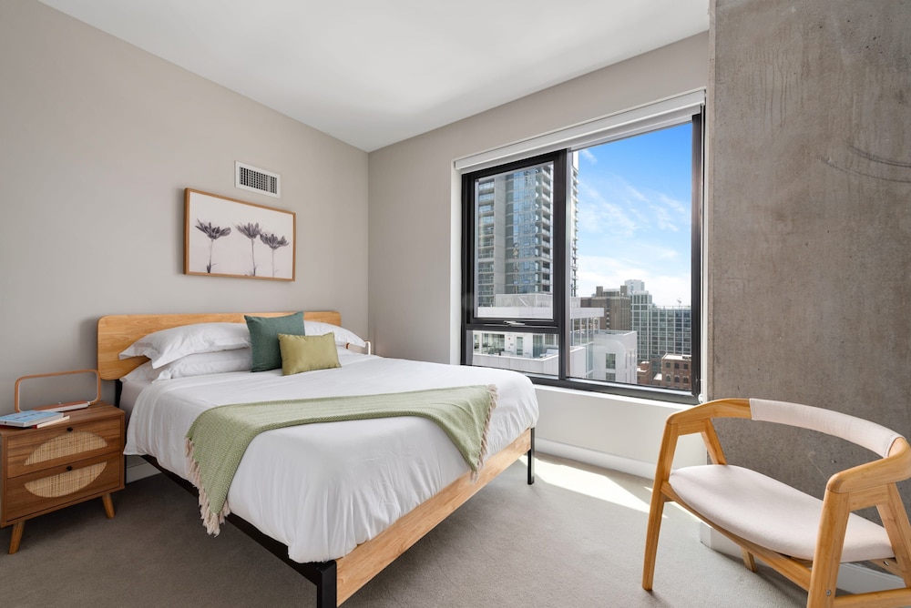 River North 2BR High Ceilings Comfort