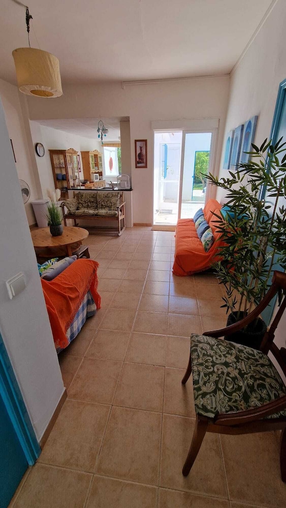 House With Exclusive Pool and Garden 7 min Walk From the Beach and the Center