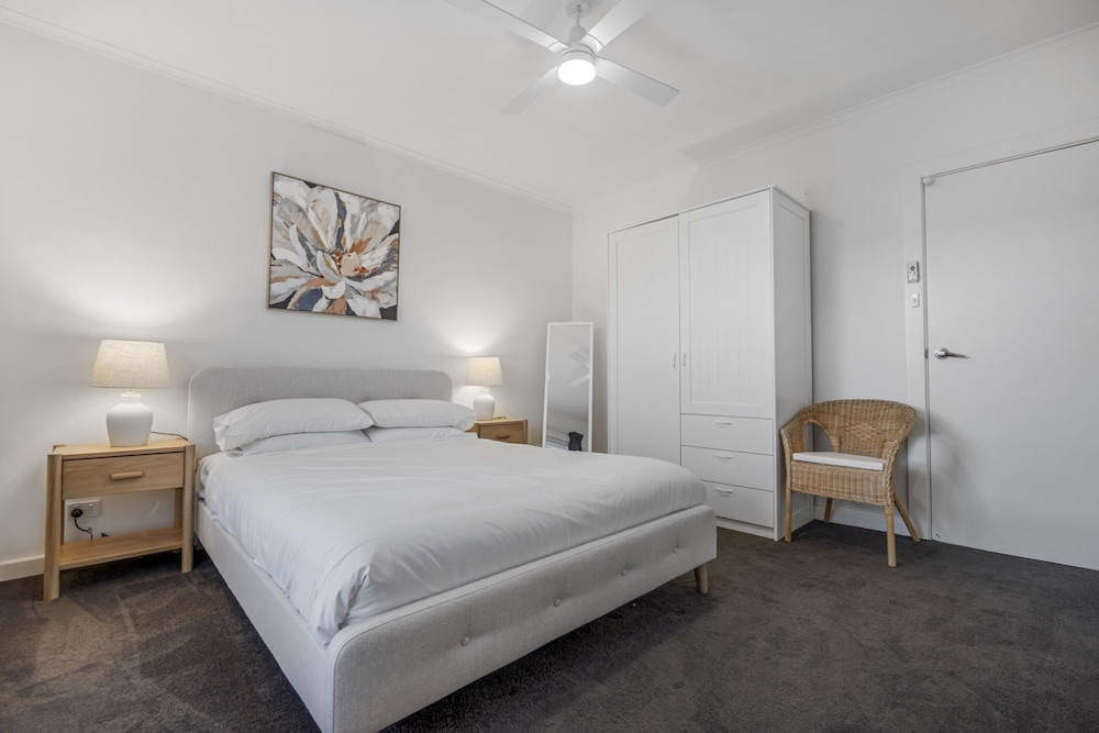 3-bed Campbelltown Stay With Private Balcony