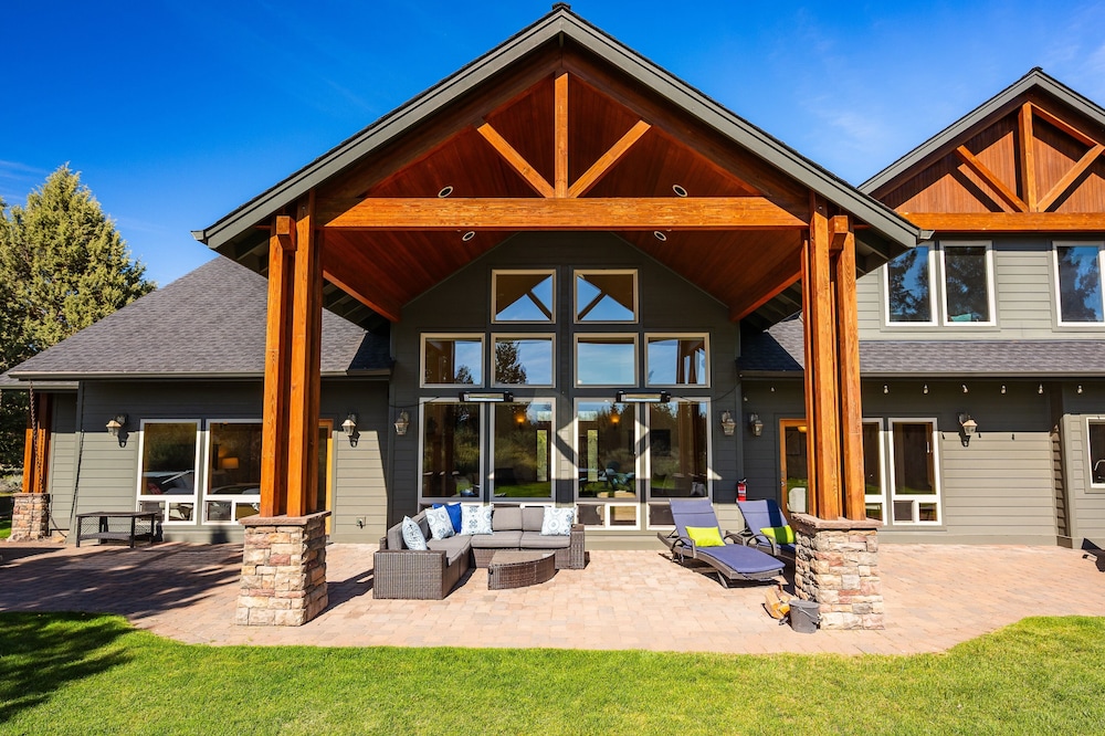 Family-Friendly Dara Oaks Home with Private Hot Tub and BBQ on the Deck by RedAwning