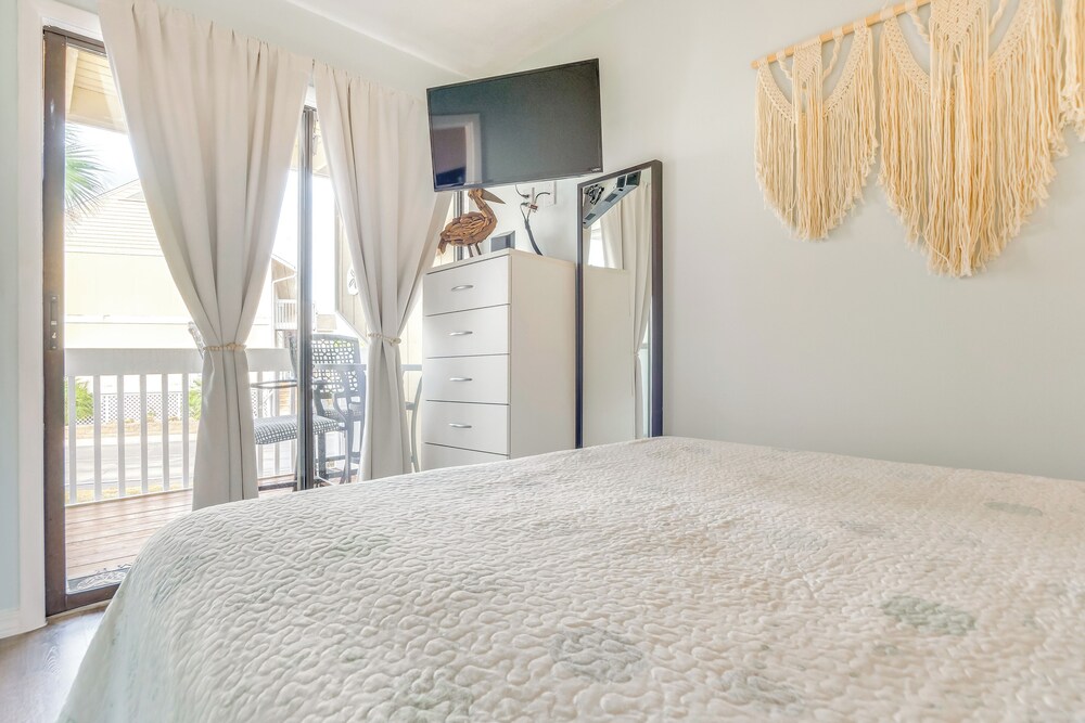 Walk to Beach: Resort Retreat w/ Balcony in Destin