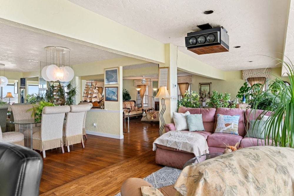 Coastal Charm Lobster Ch Teau