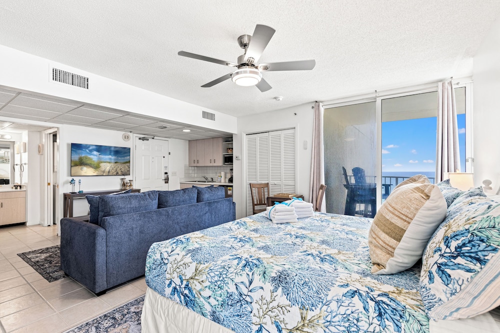 Coastal Hideaway: Cozy Beachfront Studio Sleeps 4 With Stunning Views!