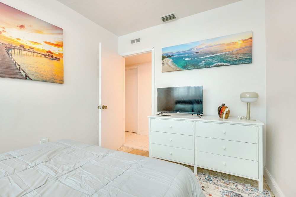 2 Mi to Hard Rock Stadium: Home w/ Spacious Yard