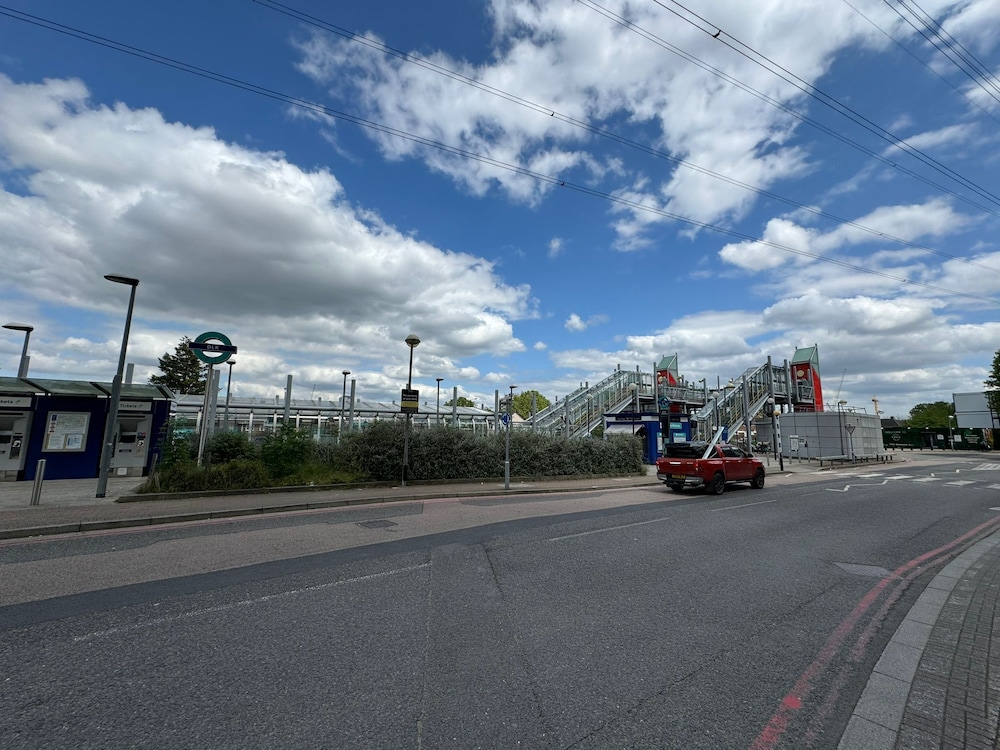 Luxury Loft Style 2 Bed Apartment Next to Excel/o2