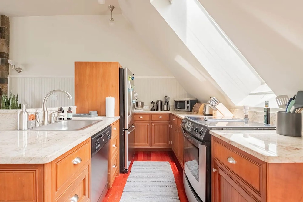 Lofty Bright Greenwich Getaway w Private Rooftop