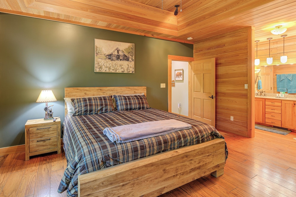 Near Boone-custom Built Cabin: 3 BR 3 BA W/hot Tub