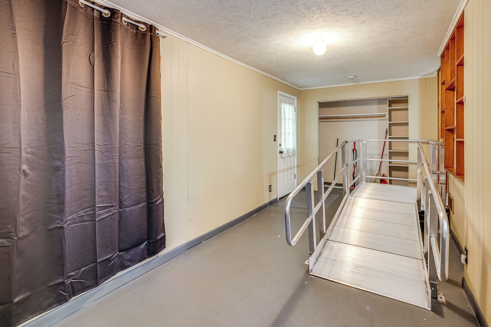 Tranquil Home in Dtwn Baldwin: Fish, Hike & Golf!