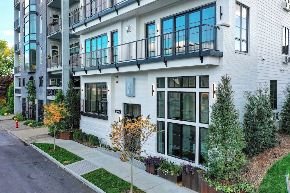 121 Hotel Floor 1 & 2 by Avantstay Sleeps 34, 10 Units in Nashville