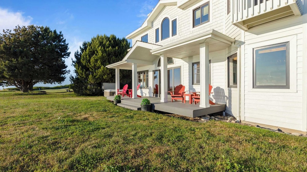 Seacliff Haven Waterfront Luxury, Stunning Views, Hot Tub & Game Room