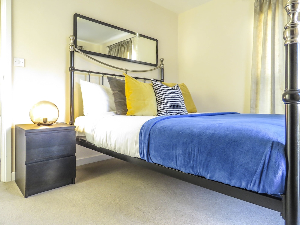 Tudors eSuites Birmingham Townhouse Private Garden Free Parking view 3